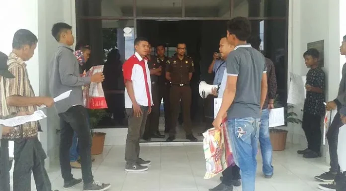 demo_raskin Oknum Kepala Desa di Konsel Dilaporkan Warganya ke Jaksa karena Diduga Selewengkan Restra