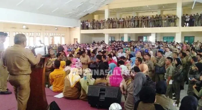 Ribuan Honorer Buton Tuntut Upah Layak