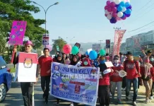 Ratusan Mahasiswa Ramaikan Jalan Santai Anak Muda Memilih FISIP Fest 2017 Ratusan anak muda dari Fakultas Ilmu Sosial dan Ilmu Politik (FISIP) Universitas Halu Oleo (UHO) meramaikan penyelenggaraan jalan santai Anak Muda Memilih FISIP Fest, Minggu (10/12/2017). Acara tersebut dimulai dari pelataran SSDC Kendari dan finiah di Stadion Mini UHO.