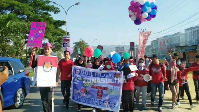 Ratusan anak muda dari Fakultas Ilmu Sosial dan Ilmu Politik (FISIP) Universitas Halu Oleo (UHO) meramaikan penyelenggaraan jalan santai Anak Muda Memilih FISIP Fest, Minggu (10/12/2017). Acara tersebut dimulai dari pelataran SSDC Kendari dan finiah di Stadion Mini UHO.