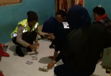 Polres Muna Tangkap 4 Penjudi, Tiga Diantaranya Perempuan Polres Muna Tangkap 4 Penjudi, Tiga Diantaranya Perempuan