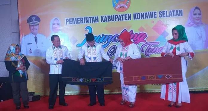 Melihat Lebih Jauh Makna Motif Kain Tenun Khas Konsel