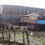 Dihempas Gelombang Tinggi, Kapal Tongkang Terdampar di Pesisir Sikeli Kabaena Dihempas Gelombang Tinggi, Kapal Tongkang Terdampar di Pesisir Sikeli Kabaena