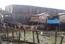 Dihempas Gelombang Tinggi, Kapal Tongkang Terdampar di Pesisir Sikeli Kabaena Dihempas Gelombang Tinggi, Kapal Tongkang Terdampar di Pesisir Sikeli Kabaena