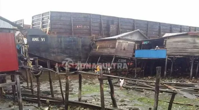 Dihempas Gelombang Tinggi, Kapal Tongkang Terdampar di Pesisir Sikeli Kabaena