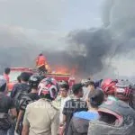 Kebakaran, Akses Jalan Depan Kampus UHO Kendari Macet Kebakaran, Akses Jalan Depan Kampus UHO Kendari Macet