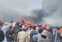 Kebakaran, Akses Jalan Depan Kampus UHO Kendari Macet Kebakaran, Akses Jalan Depan Kampus UHO Kendari Macet