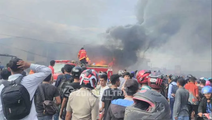 kebakaran3 Kebakaran, Akses Jalan Depan Kampus UHO Kendari Macet