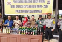 Polres Konawe Musnakan Ribuan Botol Miras Polres Konawe Musnakan Ribuan Botol Miras