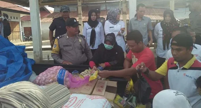 operasi_pasar_konsel Operasi Pasar di Konsel, Bulog Temukan Timbangan Pedagang Tidak Sesuai Standar