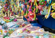 Pedagang Terompet dan Petasan Menjamur, Pembeli Berkurang di Kendari Pedagang Terompet dan Petasan Menjamur, Pembeli Berkurang di Kendari