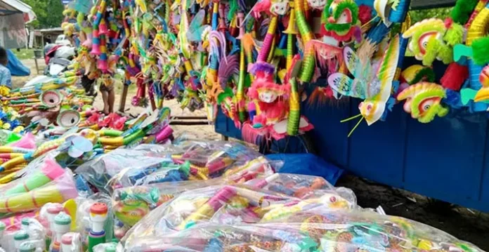 Pedagang Terompet dan Petasan Menjamur, Pembeli Berkurang di Kendari