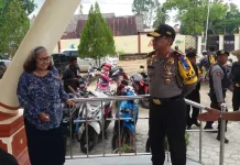 Pastikan Perayaan Natal Aman, Kapolda Sultra Kunjungi Gereja di Muna Pastikan Perayaan Natal Aman, Kapolda Sultra Kunjungi Gereja di Muna