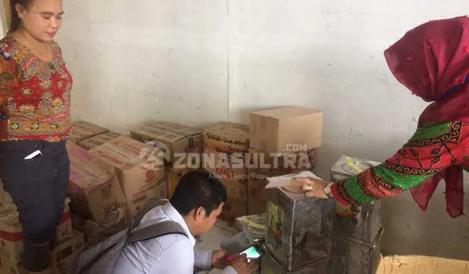 sidak1 Sidak di Swalayan Surya, BPOM Kendari Temukan Makanan Kaleng Tanpa Izin Edar
