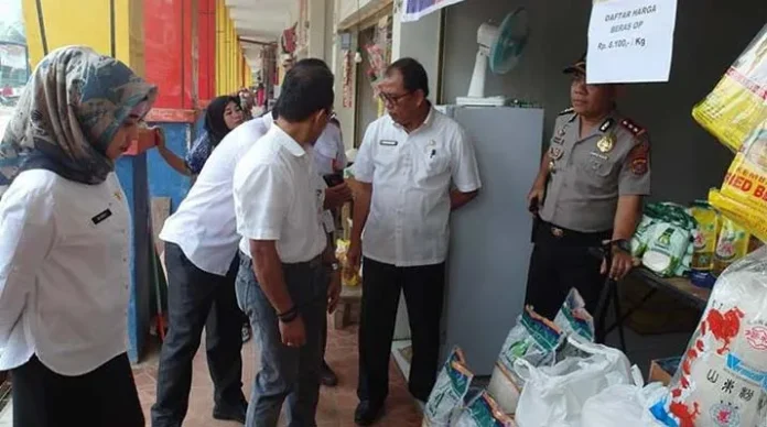 sidak_pasar_kdi Pastikan Ketersediaan Sembako, Disperkop UKM dan Polres Kendari Sidak di Pasar Baruga