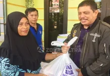 Kunjungi Sultra, Umar Arsal Bagikan 1500 Paket Sembako Kunjungi Sultra, Umar Arsal Bagikan 1500 Paket Sembako