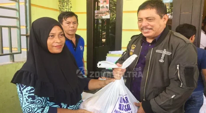 Kunjungi Sultra, Umar Arsal Bagikan 1500 Paket Sembako
