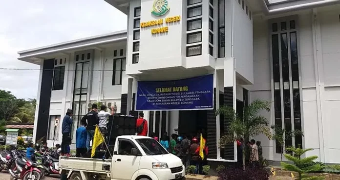unjuk_rasa_konawe Penegak Hukum di Konawe Ditantang Jerat para Pejabat Korupsi