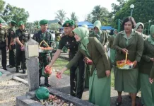 Ziarah ke TMP, Danrem 143/HaluOleo Minta Prajurit TNI Senantiasa Doakan Para Pejuang Kemerdekaan Ziarah ke TMP, Danrem 143/HaluOleo Minta Prajurit TNI Senantiasa Doakan Para Pejuang Kemerdekaan