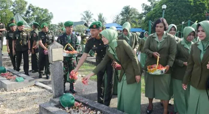 Ziarah ke TMP, Danrem 143/HaluOleo Minta Prajurit TNI Senantiasa Doakan Para Pejuang Kemerdekaan