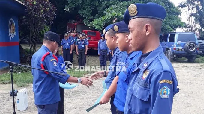 PEMBERIAN_PENGHARGAAN Dinas Pemadam Kendari Berikan Penghargaan pada Pegawai Berprestasi