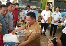 10.123 KPM di Bombana Terima Bansos Rastra 10.123 KPM di Bombana Terima Bansos Rastra