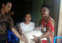 Dinsos Konut Salurkan 2 Ton Rastra di Dua Desa Dinsos Konut Salurkan 2 Ton Rastra di Dua Desa