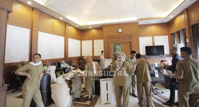 Barang Pribadi Milik Nur Alam di Kantor Gubernur Mulai Dibersihkan Keluarga