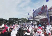 Puluhan Ribu Massa Hadiri Deklarasi Pasangan Asrun-Hugua Puluhan Ribu Massa Hadiri Deklarasi Pasangan Asrun-Hugua