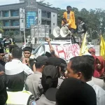 Bawa “Keranda Mayat” dan Sempat Ricuh, Massa Desak Polda Tuntaskan Kasus Penembakan Warga Laonti Bawa "Keranda Mayat" dan Sempat Ricuh, Massa Desak Polda Tuntaskan Kasus Penembakan Warga Laonti