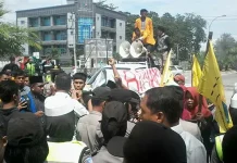 Bawa “Keranda Mayat” dan Sempat Ricuh, Massa Desak Polda Tuntaskan Kasus Penembakan Warga Laonti Bawa "Keranda Mayat" dan Sempat Ricuh, Massa Desak Polda Tuntaskan Kasus Penembakan Warga Laonti