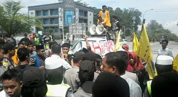 demo_laonti Bawa "Keranda Mayat" dan Sempat Ricuh, Massa Desak Polda Tuntaskan Kasus Penembakan Warga Laonti