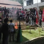 Ratusan Mahasiswa UMK Demo Tuntut Dekan Teknik Mundur Ratusan Mahasiswa UMK Demo Tuntut Dekan Teknik Mundur