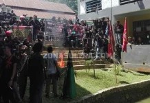 Ratusan Mahasiswa UMK Demo Tuntut Dekan Teknik Mundur Ratusan Mahasiswa UMK Demo Tuntut Dekan Teknik Mundur
