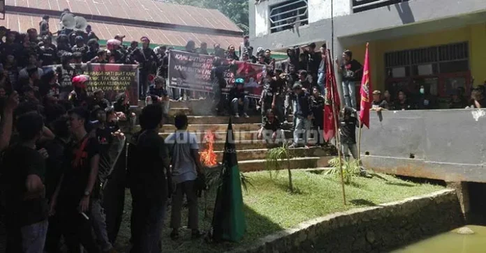 demo_umk Ratusan Mahasiswa UMK Demo Tuntut Dekan Teknik Mundur