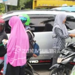 Peringati Hari Gizi, FKM UHO Bagi-bagi Susu di Jalan Peringati Hari Gizi, FKM UHO Bagi-bagi Susu di Jalan