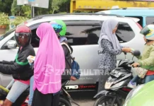 Peringati Hari Gizi, FKM UHO Bagi-bagi Susu di Jalan Peringati Hari Gizi, FKM UHO Bagi-bagi Susu di Jalan