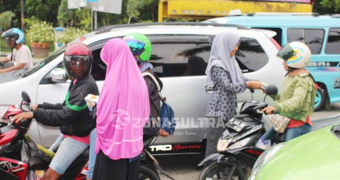 Peringati Hari Gizi, FKM UHO Bagi-bagi Susu di Jalan