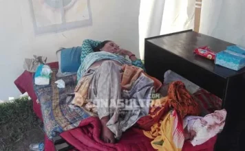 Perempuan Ini Terlantar Sakit di Depan Masjid Al Kautsar Kendari Perempuan Ini Terlantar Sakit di Depan Masjid Al Kautsar Kendari