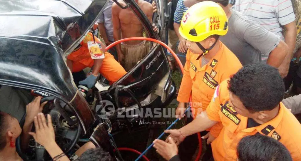 Pick Up Tabrak Pohon, Satu Dilarikan ke Rumah Sakit