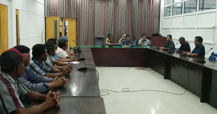 mengadu_dprd_kolut Diberhentikan Sepihak, Aparat Desa Mikuasi Mengadu ke DPRD Kolut