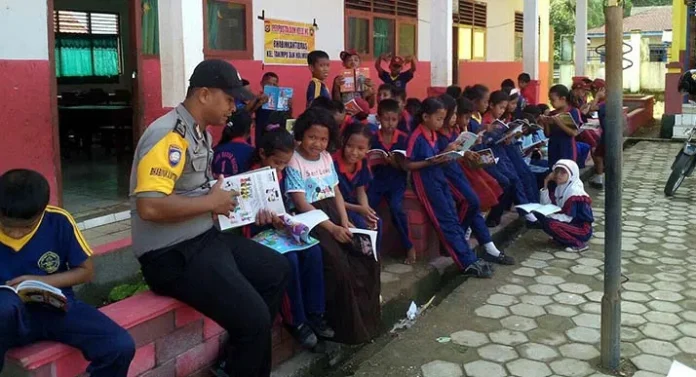 Tingkatkan Minat Baca Anak, Bhabinkamtibmas Polres Buton Buka Perpustakaan Keliling