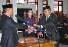 Ardin Resmi Gantikan Gusli Jadi Ketua DPRD Konawe Ardin Resmi Gantikan Gusli Jadi Ketua DPRD Konawe