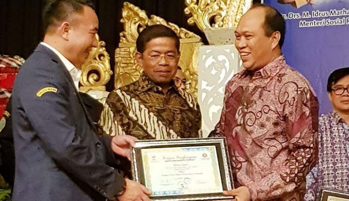 Bupati Konut Raih Penghargaan Aditya Karya Mahatva Yodha 2017