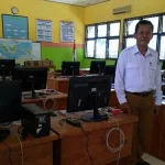 SMPN 12 Kendari Terima Bantuan 21 Komputer kepala SMPN 12 Kendari, Sabil