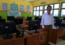 SMPN 12 Kendari Terima Bantuan 21 Komputer kepala SMPN 12 Kendari, Sabil