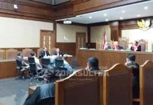 Hakim Periksa Saksi Pemilik Rekening yang Dipinjam Nur Alam Hakim Periksa Saksi Pemilik Rekening yang Dipinjam Nur Alam