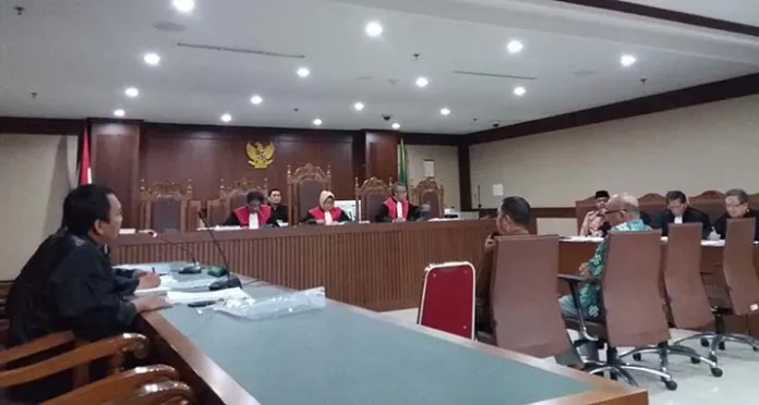 sidang_saksi Diperiksa Sebagai Saksi Nur Alam, Rido Insana Mengaku BMW Z4 Adalah Miliknya