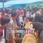 Bapak dan Anak Korban Sengatan Listrik di Kolut Dimakamkan Bapak dan Anak Korban Sengatan Listrik di Kolut Dimakamkan