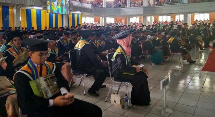 687 Mahasiswa UHO Ikuti Wisuda Gelombang Pertama